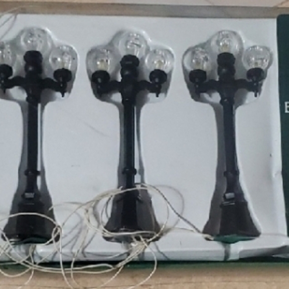 Department 56 Village Boulevard Lampposts - Black and Green - Picture 2 of 2